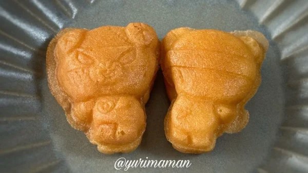 しっぽや後ろ姿まで再現された、ダークみきゃん型ベビーカステラの細部デザイン