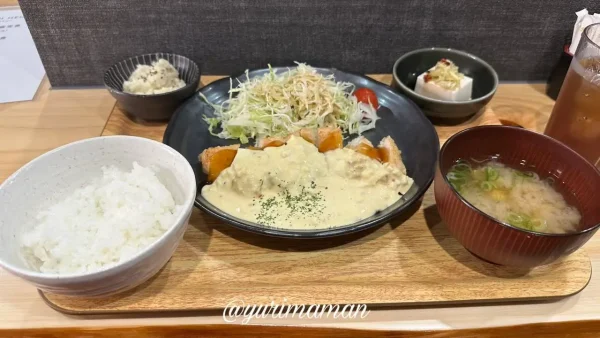 お食事処エキマエのランチ（チキン南蛮）西条市1