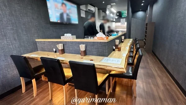 お食事処エキマエの店内カウンター席（西条市）