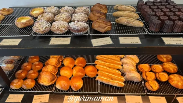 新居浜市「Boulangerie Fukusuke」の店内に並ぶ菓子パンとハード系パン