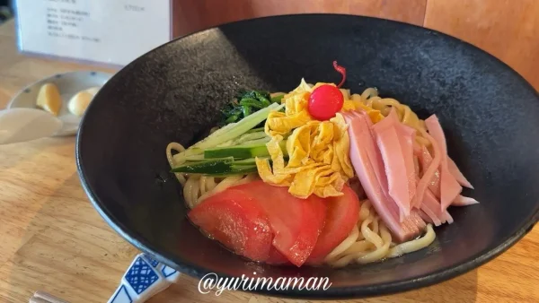 トマトやハム、錦糸卵などがのったGOLDEN GORILLAの冷やし中華2