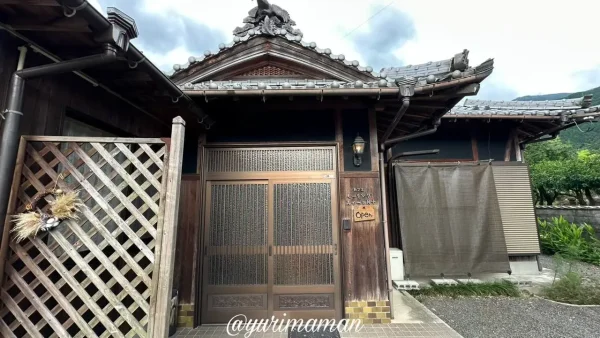 ヒーリングスイーツK＋の古民家風の店舗外観（四国中央市土居町）
