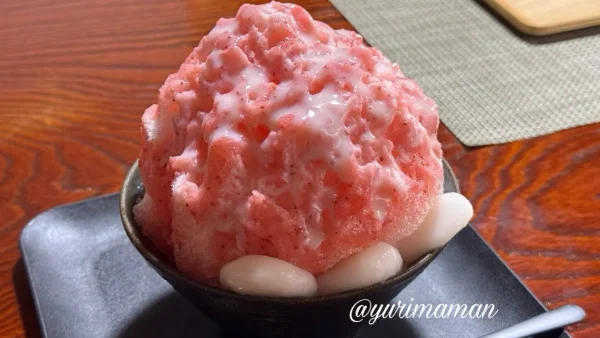 白玉と練乳がトッピングされたいちごかき氷（ヒーリングスイーツK＋）1