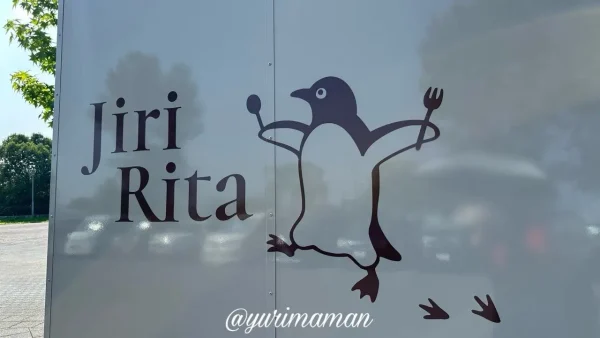 Jiri Ritaのキッチンカー外観。東予運動公園テニス場前にて営業中の様子4