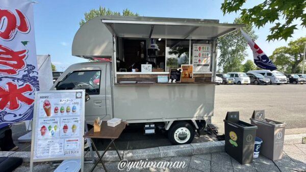 Jiri Ritaのキッチンカー外観。東予運動公園テニス場前にて営業中の様子1