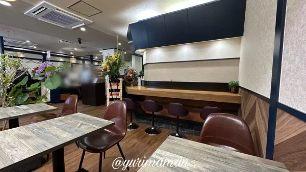 洋食ラ・ブリエの内観写真｜テーブル席やカウンター席もある（松山市）