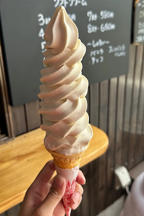 内子町「まんまる」のソフトクリーム8巻き。倒れそうなほどのボリューム。
