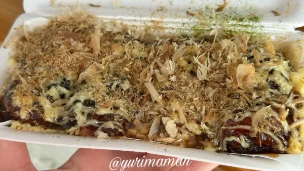内子町「まんまる」のたこ焼き8個入り。とろとろ食感が魅力1