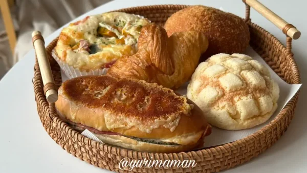 ミニョンミニョンで購入したパン5種の盛り合わせ（パニー・カレーパン・メロンパンなど）