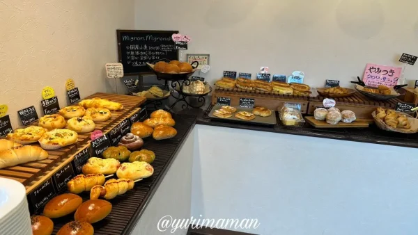 四国中央市のパン屋ミニョンミニョンの店内に並ぶ約30種類の焼きたてパン