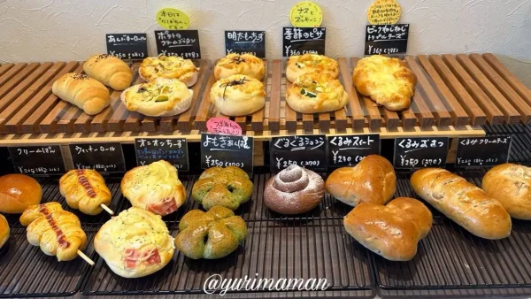 四国中央市のパン屋ミニョンミニョンの店内に並ぶ約30種類の焼きたてパン2