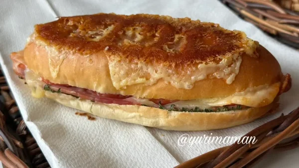 トマトとベーコン大葉のパニーニ｜ミニョンミニョン名物