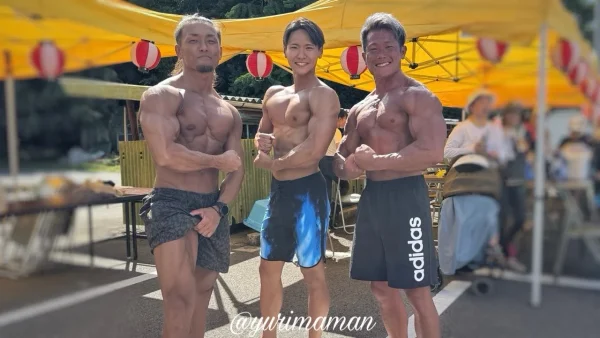 マッスルポーズを披露する愛媛のボディビルダーたち