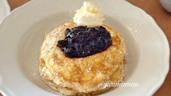 松山市カフェ「olmost」のブルーベリーパンケーキ｜果実感たっぷりのベーシックな厚み2
