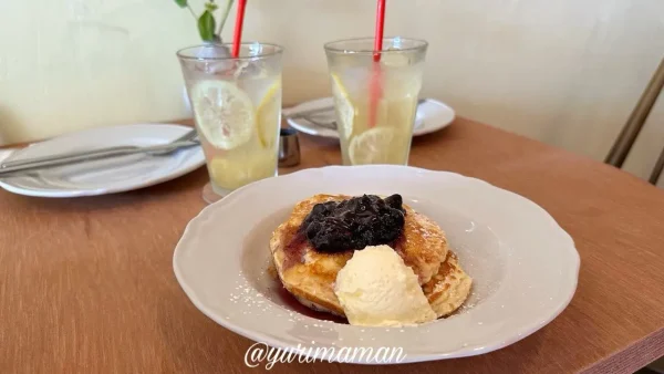 松山市カフェ「olmost」のブルーベリーパンケーキ｜果実感たっぷりのベーシックな厚み3