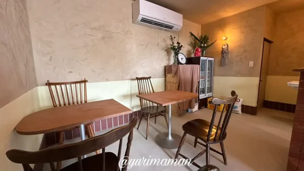 松山市「olmost」のテーブル席｜アートと生花が彩るレトロなカフェ空間2
