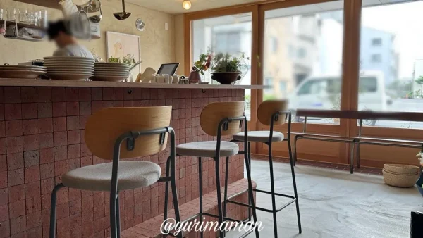 松山市カフェ「olmost」店内の様子｜木のぬくもり感じるカウンター席と大きな窓1