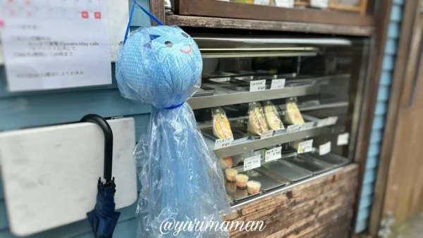 松山市のサンドイッチ店「ぺぁーず」雨の日に登場するてるてる坊主