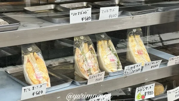ショーケースに並ぶぺぁーずのサンドイッチ・テイクアウト専用2