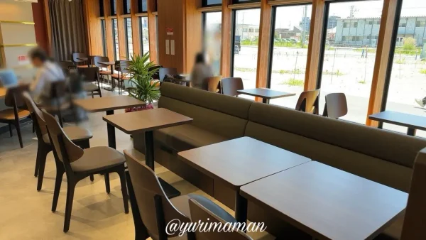 さかい珈琲Expressの内観写真（JR松山駅）1