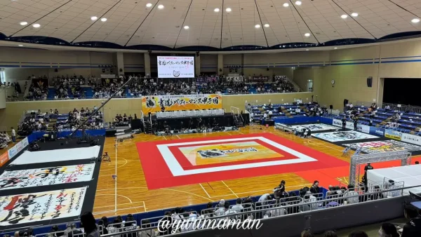 書道パフォーマンス甲子園の観覧席（2階席からの客席のようす）