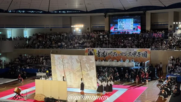 書道パフォーマンス甲子園で作品を掲げ、声をそろえてフィナーレを迎える高校生たち
