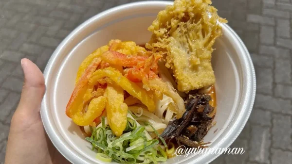 書道パフォーマンス甲子園2025×うどん山口コラボ「墨花けうどん」2