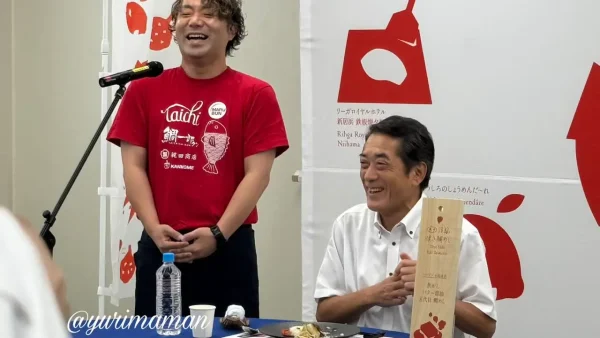 中村知事が焼き鯛めしを試食する様子｜愛媛県東予エリアの新ご当地グルメ発表会より