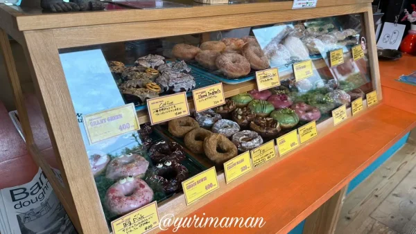 松山市バロードーナツの店内ショーケースに並ぶ日替わりドーナツ3