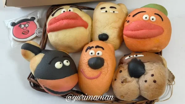 Bonny cafe&bakeryで購入したキャラクターパン6種とアイシングクッキー。