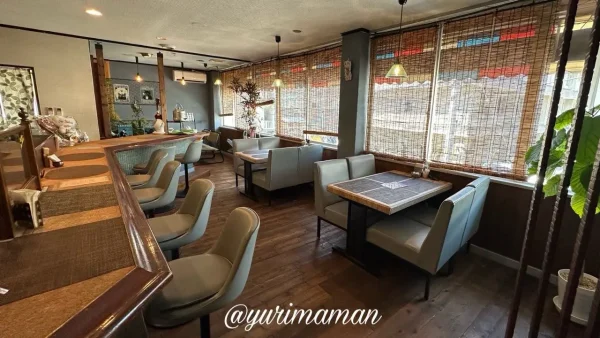 造船所が見える窓側席があるカフェCafe Slack catsの店内の様子1