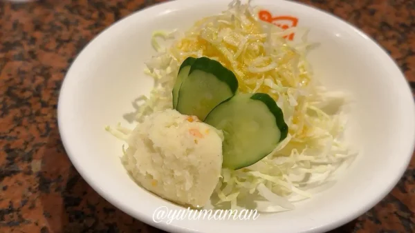 名物・デュエット風ミートソーススパゲッティについてくるミニサラダ