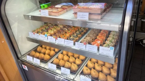 道後いなりゆのや道後本店のショーケース｜いなり寿司がずらりと並ぶ