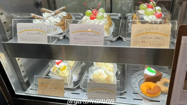 新居浜のfuwa cafe（フワカフェ）ショーケースに並ぶケーキ