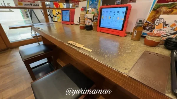 唐揚げ食堂ごいち まつちか店のカウンター席と店内の様子