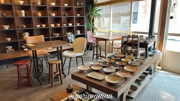 カフェ磯野陶器店（今治市菊間町）内観写真｜カフェも併設している1