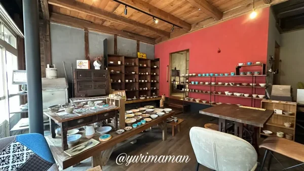 カフェ磯野陶器店（今治市菊間町）内観写真｜カフェも併設している2