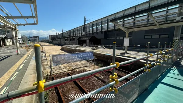 JR松山駅の旧駅舎と新駅舎を並べて撮影した写真