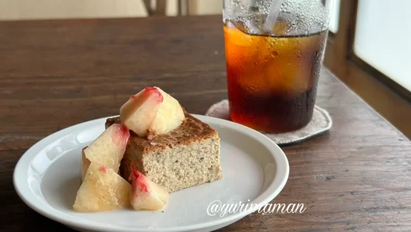 感食堂の季節のチーズケーキ、桃のトッピング付き