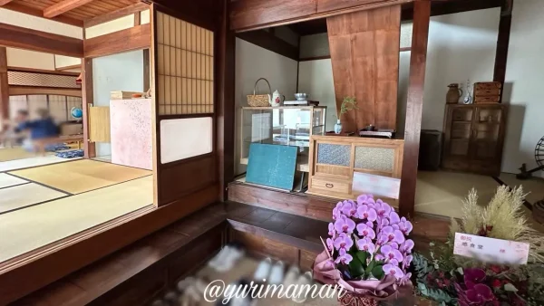 感食堂の店内へは靴を脱いであがります（松山市北条）