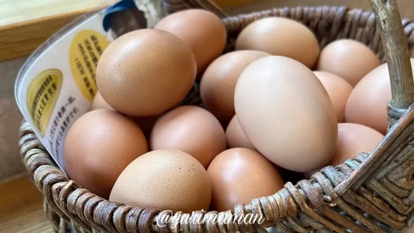 熊福の食堂に置かれているたまご食べ放題のカゴ