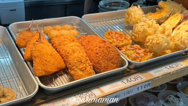 手打ちうどんまいどの天ぷらコーナー ゲソやちくわなど種類豊富
