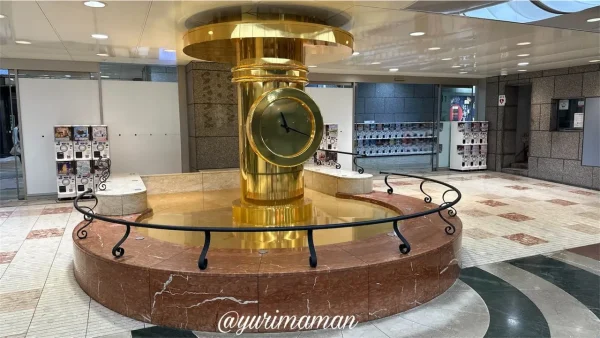 まつちかタウンにある金色の時計（唐揚げ食堂ごいち向かい側）