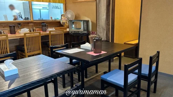 カウンター席やテーブル席がある道10（みち）の店内