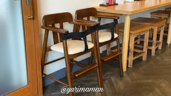 四国中央市「みしま屋」店内の子ども用椅子｜ファミリーに安心の設備