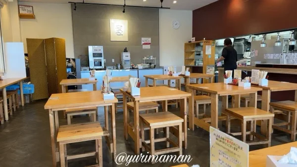 四国中央市「みしま屋」の店内｜セルフ式で木のテーブルが並ぶ明るい雰囲気1