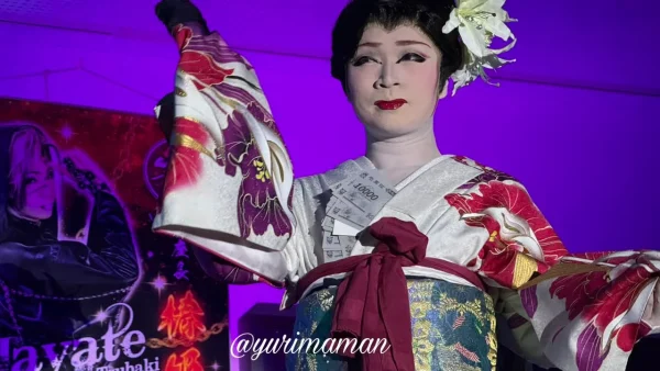 大衆演劇チーム夢弦で体験したおひねり文化、舞踊中に演者の懐に入れるチップ札 - ゆりママんブログ 大衆演劇チーム夢弦で体験したおひねり文化、舞踊中に演者の懐に入れるチップ札