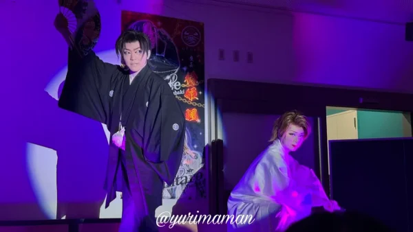 チーム夢弦の舞踊ショー、着物と洋装を組み合わせた華やかな衣装で踊る姿3