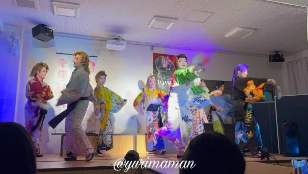 チーム夢弦の舞踊ショー、着物と洋装を組み合わせた華やかな衣装で踊る姿1