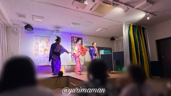 チーム夢弦の舞踊ショー、着物と洋装を組み合わせた華やかな衣装で踊る姿4